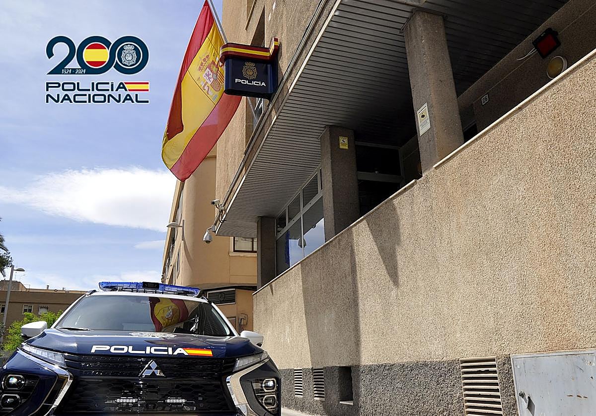 Imagen de archivo de una patrulla frente a la Comisaría de Elda-Petrer.