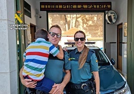 El menor auxiliado abraza a los agentes que le salvaron la vida.