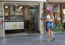 Una empleada del sector hostelero, durante su jornada laboral en Alicante.