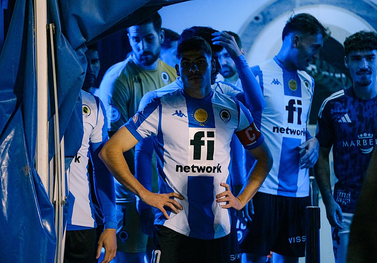 Nico Espinosa y varios jugadores del Hércules, en el túnel de vestuarios del Rico Pérez.