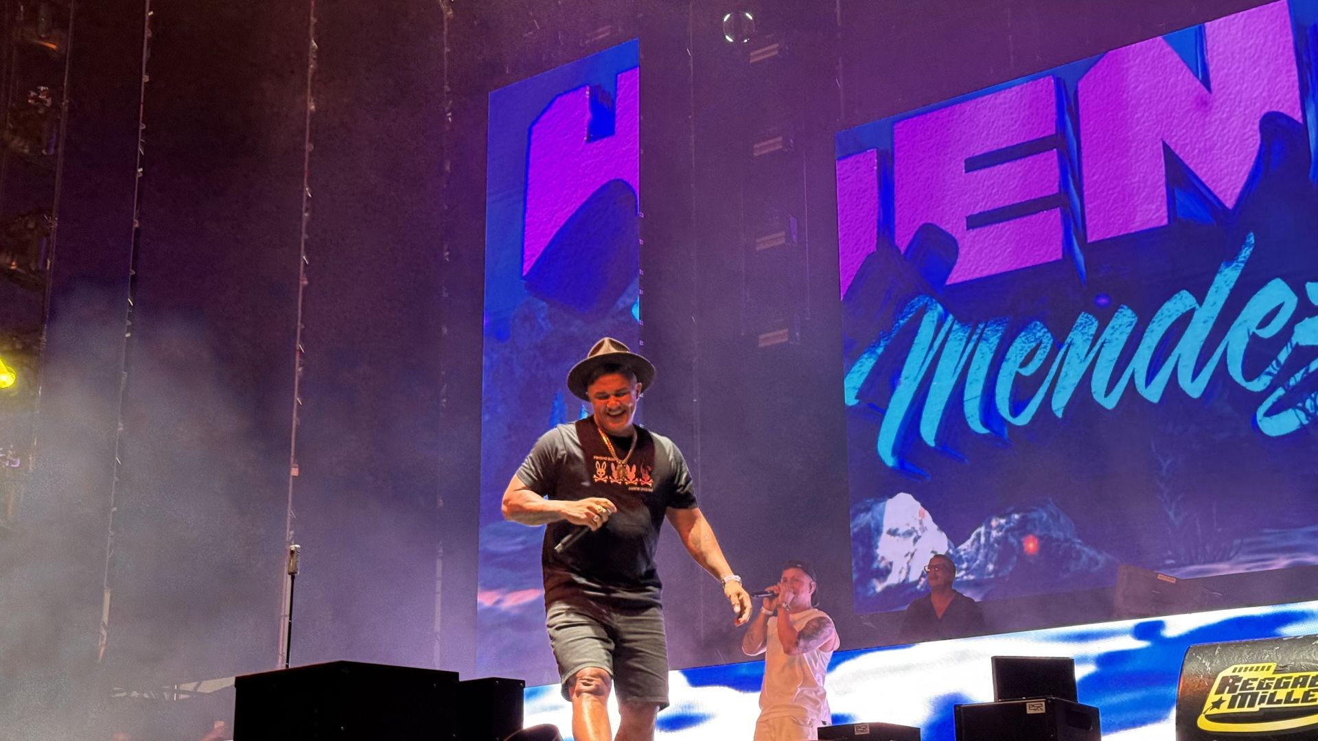 Imagen secundaria 1 - Momentos de la actuación de Juan Magan, Henry Méndez y Cali & el Dandee.