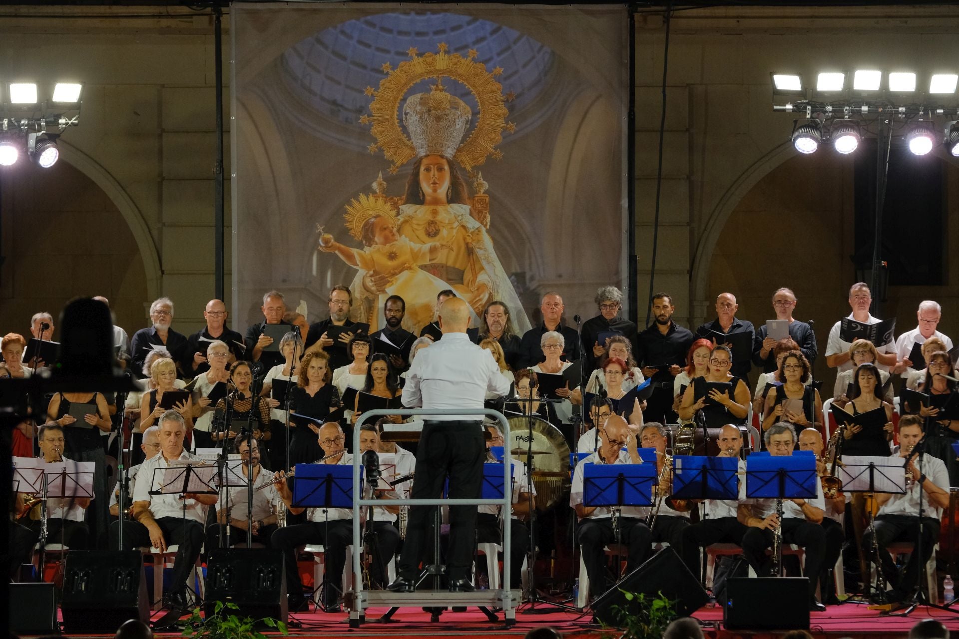 Alicante se emociona con la Alborada a la Virgen del Remedio