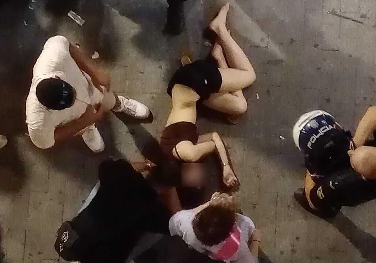 Una joven atenida por la Policía en plena calle en el Casco Antiguo de Alicante.