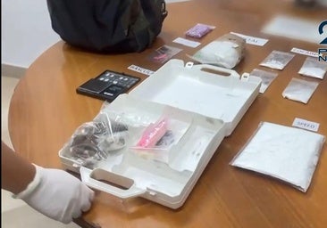 Cazan a un traficante ambulante en Alicante: llevaba una maleta con drogas como un comercial