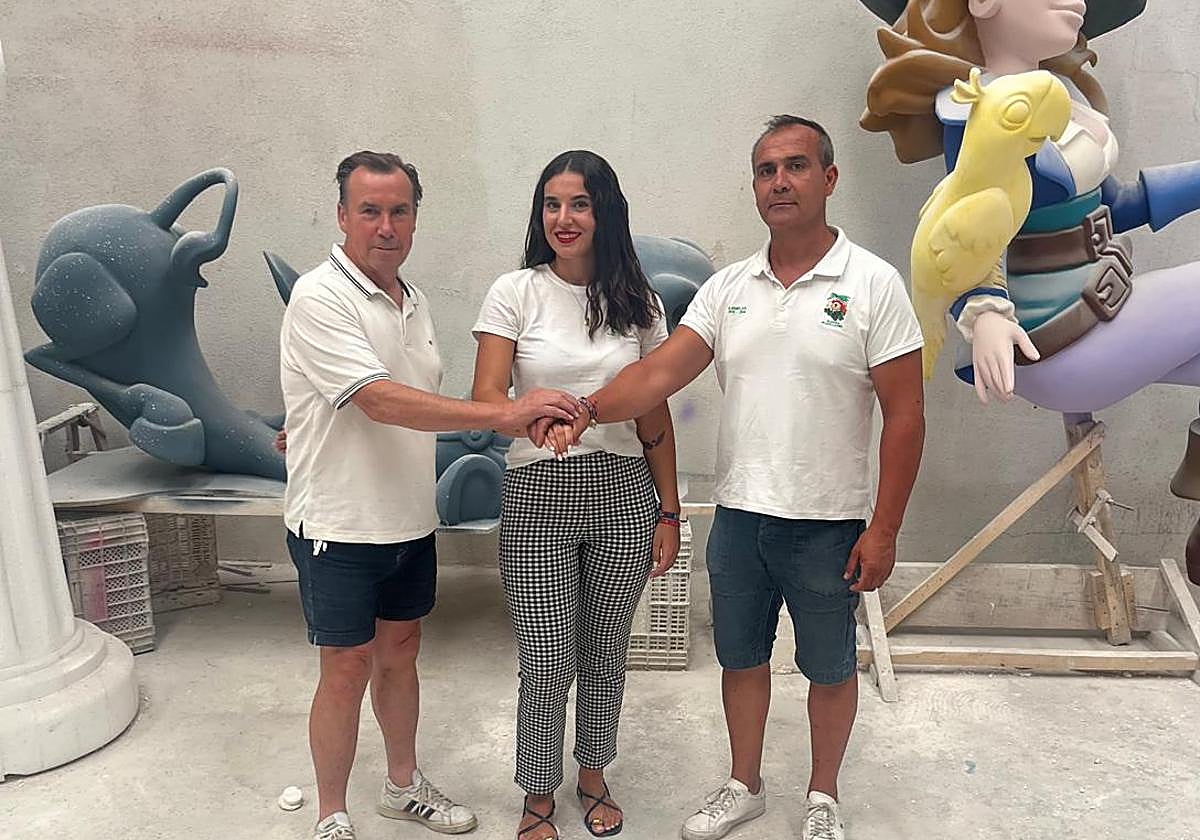 Loren Fandos, Lucía Guardiola y David Golf sellan el fichaje.