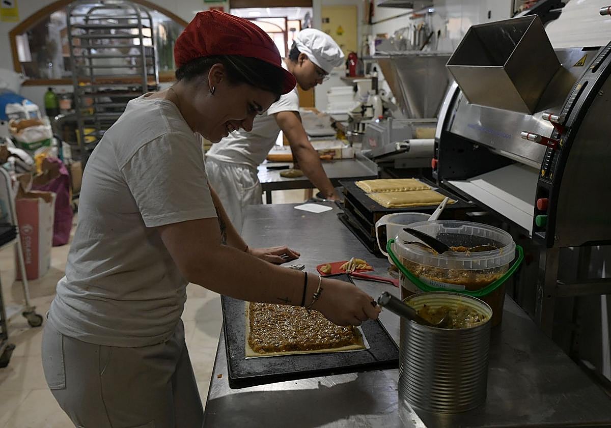 Imagen principal - Las trabajadores del horno realizan sus tareas