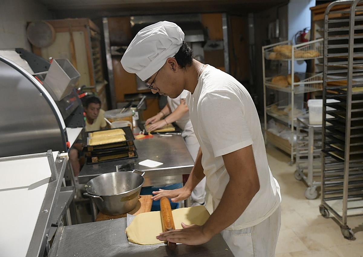 Imagen secundaria 1 - Las trabajadores del horno realizan sus tareas