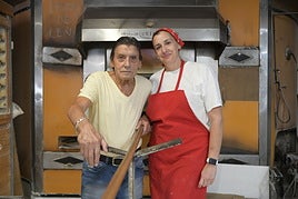 La familia Ballesteros posa junto al horno.