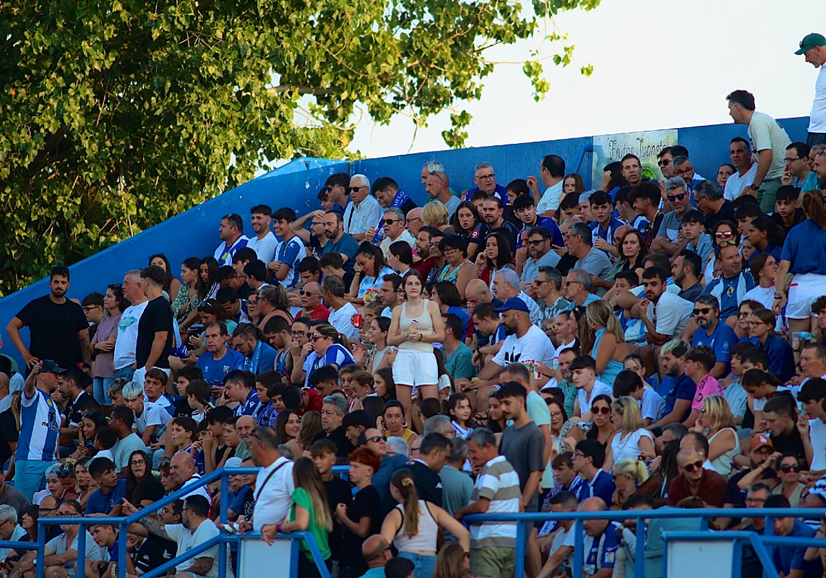 Afición del Hércules desplazada a Los Olmos.