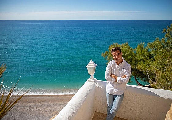 Alejandro Benito en la terraza de uno de los 18 hoteles del grupo Servigroup