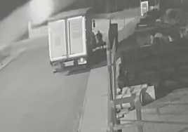 Imágenes del momento del robo, captadas por una cámara del Ayuntamiento.