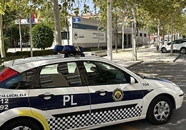 Patrulla de la Policía Local de Elche, frente a la comisaría del cuerpo en el barrio de Carrús
