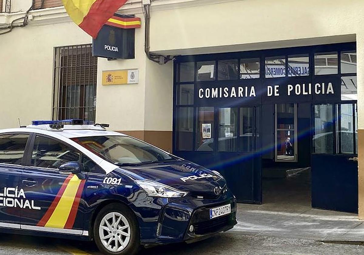Una patrulla frente a la Comisaría Distrito Alicante-Centro.