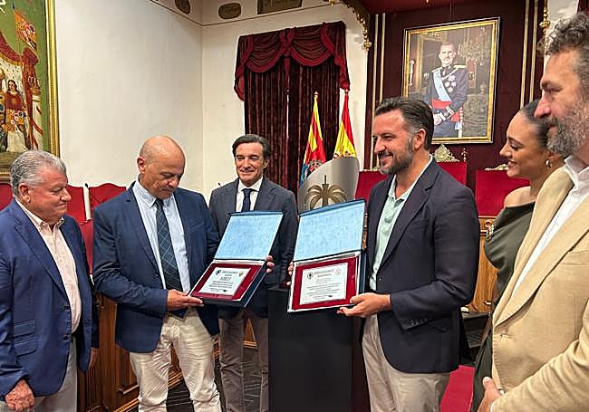 Autoridades y representantes de Elche y Hércules presentan el 64º Trofeo Festa d'Elx en el Ayuntamiento.