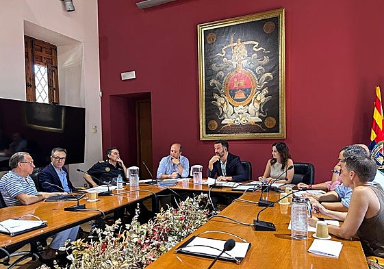 Reunión de coordinación entre el gobierno municipal y responsables de los dos hospitales públicos ilicitanos.