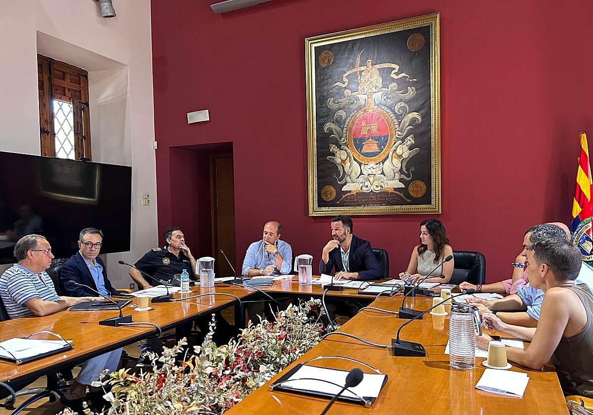 Reunión de coordinación entre el gobierno municipal y responsables de los dos hospitales públicos ilicitanos.