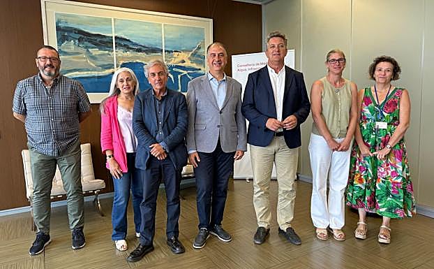 Los consellers Martínez Mus y Valderrama (tercero y cuarto por la derecha), tras la reunión con responsables del Institut Cartogràfic Valencià.