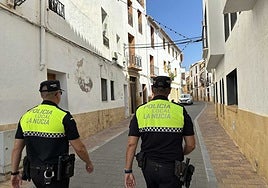 Dos agentes de la Policía Local de La Nucía en el casco antiguo del municipio