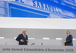 El presidente del Banco Sabadell, Josep Oliu (i) junto al consejero delegado, César González-Bueno (d), durante la Junta General Extraordinaria de Accionistas.