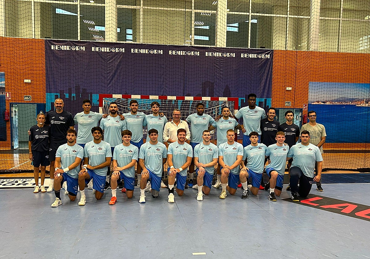 Imagen de la plantilla del equipo junto al alcalde de Benidorm, Toni Pérez