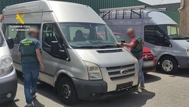 Agentes de la Guardia Civil junto a uno de los vehículos objeto de la estafa.