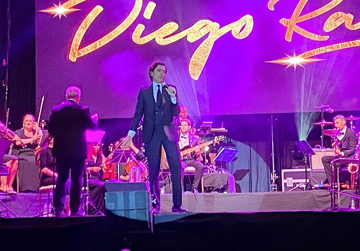 Imagen principal - Diego Ramos revive a Julio Iglesias en Jardines de Abril