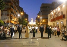 Las banderas de las comparsas de las Fiestas de Moros y Cristianos de Mutxamel saliendo a la calle.