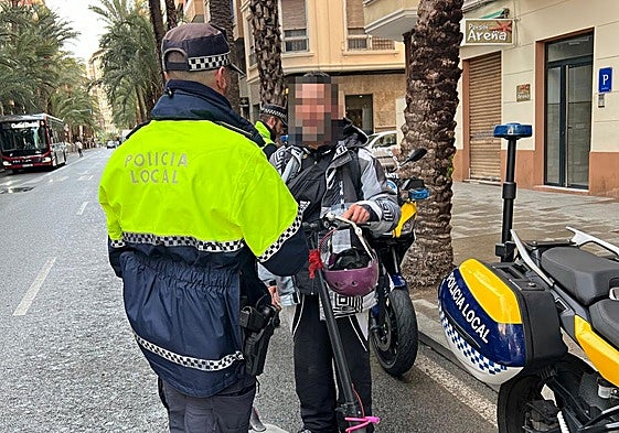 Control en el centro a un conductor de patinete eléctrico.