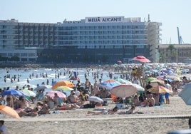 Playa del Postiguet abarrotada de gente en pleno verano.