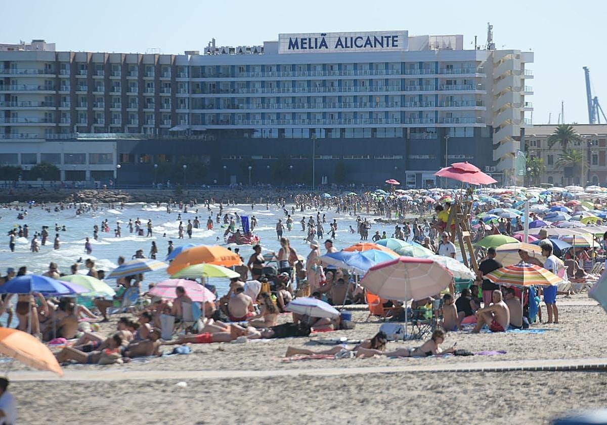 Playa del Postiguet abarrotada de gente en pleno verano.