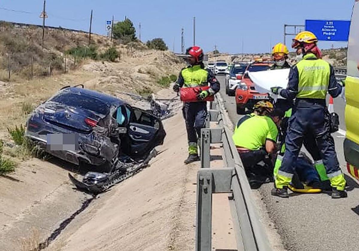 El vehículo siniestrado se salió de la carretera tras sufrir el accidente.