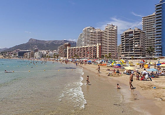 Bañistas en la playa Arenal-Bol en Calp