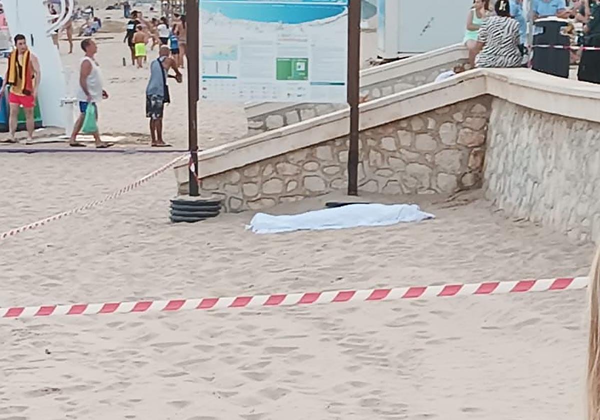 Cuerpo de la persona fallecida sobre el arenal de Calp.