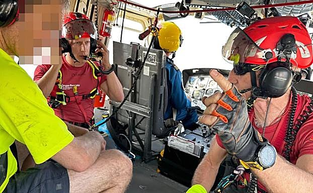 Los bomberos movilizaron al helicóptero de rescate.