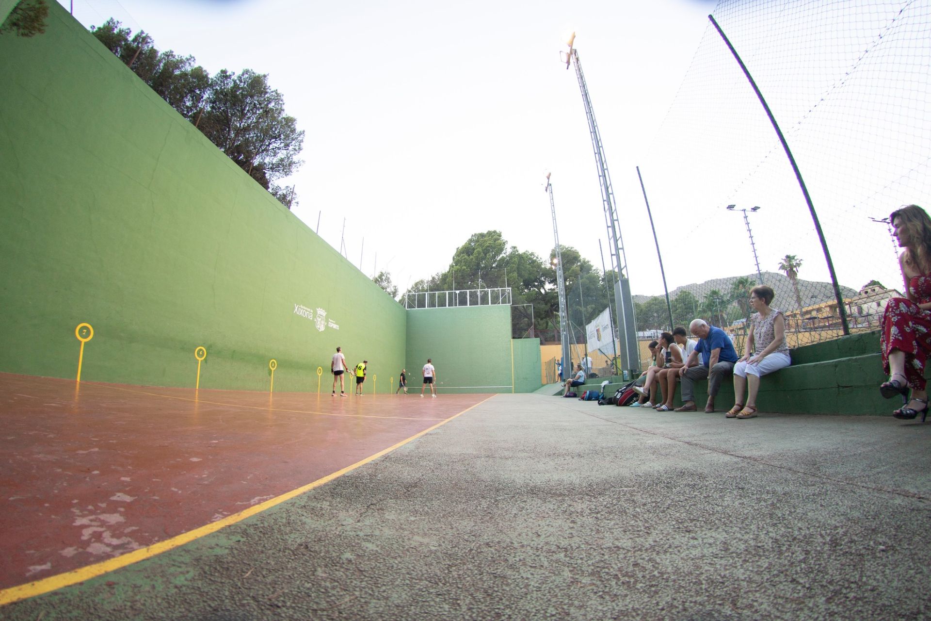 Trinquet municipal de la localidad que esta madrugada ha dormido al fresco.