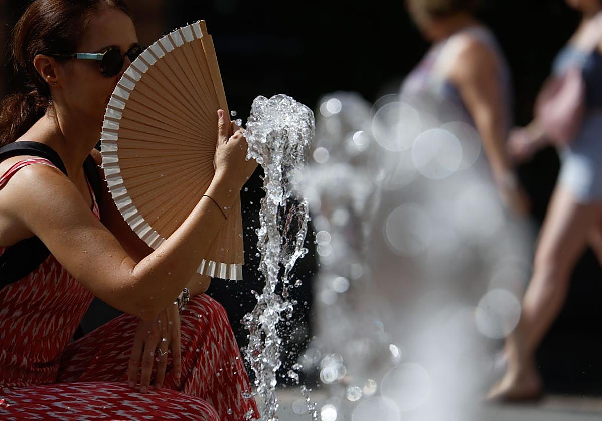 Imagen de archivo de una mujer abanicándose durante la ola de calor.