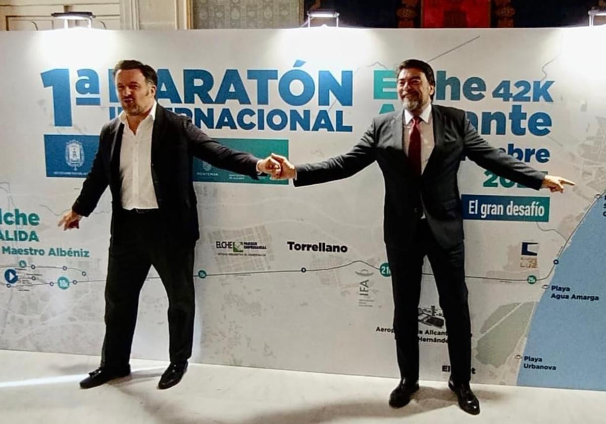 Alcaldes de ambas ciudades en el acto de presentación