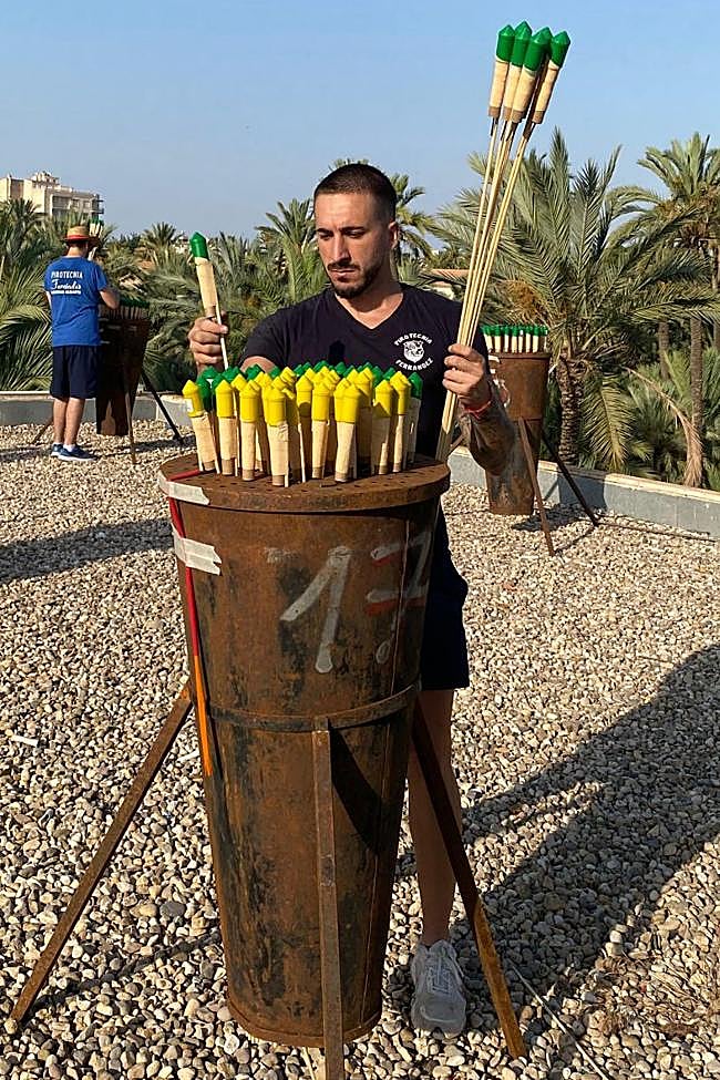 Kino Ferrandez montando uno de los 23 puntos de disparo de la ciudad