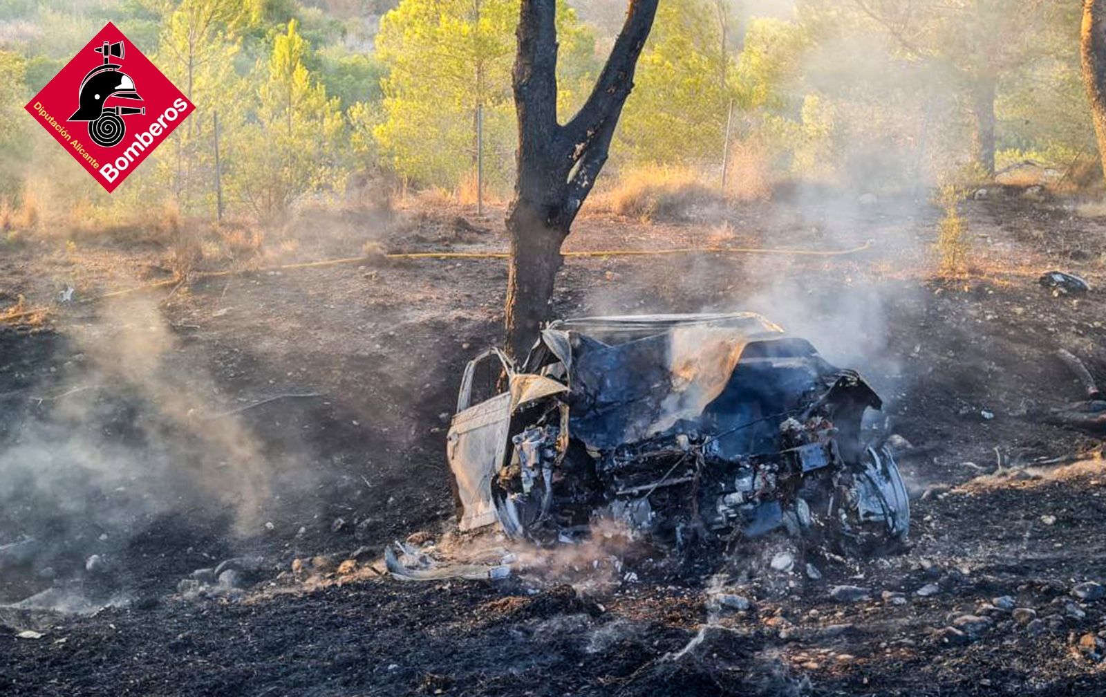 Susto en la entrada a la AP-7 en Altea: rescatan a dos personas de un coche en llamas tras un aparatoso accidente