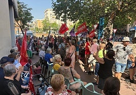 Personas asistentes a la concentración de este lunes.