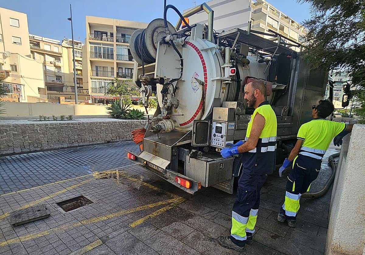Servicio de limpieza en una de las zonas afectadas