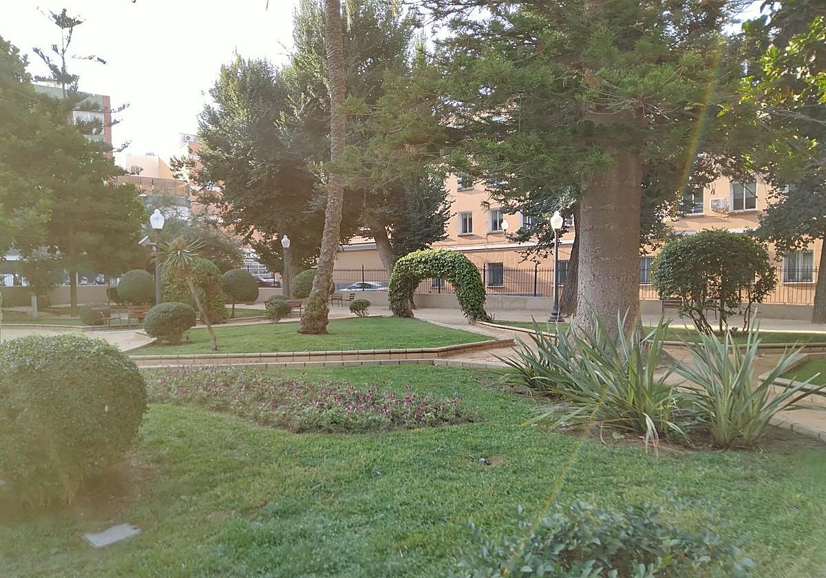 Así luce el Panteón de Quijano tras los trabajos de jardinería.