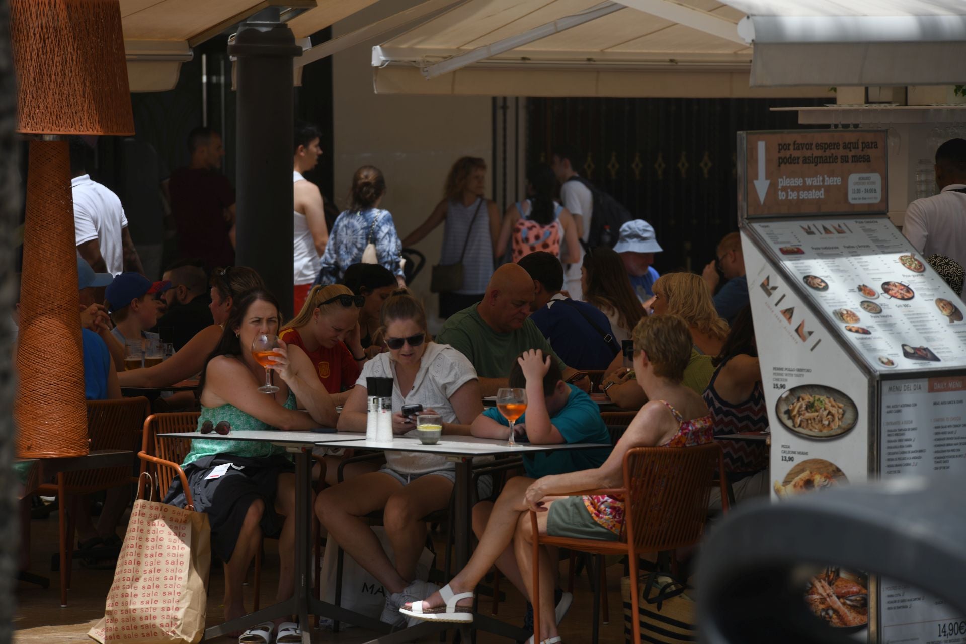 Alicante pone en marcha un dispositivo especial de control de ruidos con 50 agentes hasta final de verano