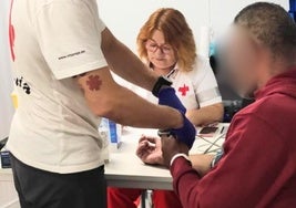 Asistencia de Cruz Roja a un migrante de una embarcación precaria.