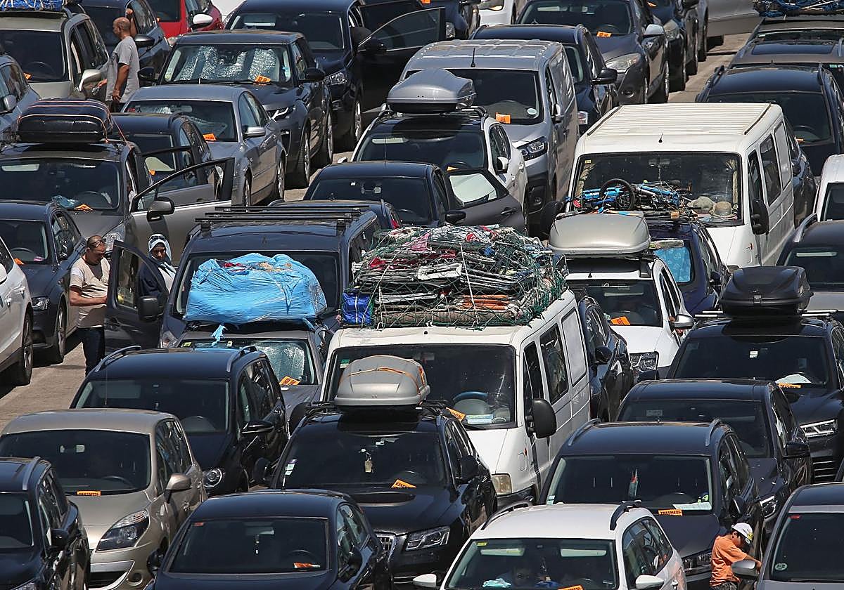 Imagen de archivo de coches en la OPE.