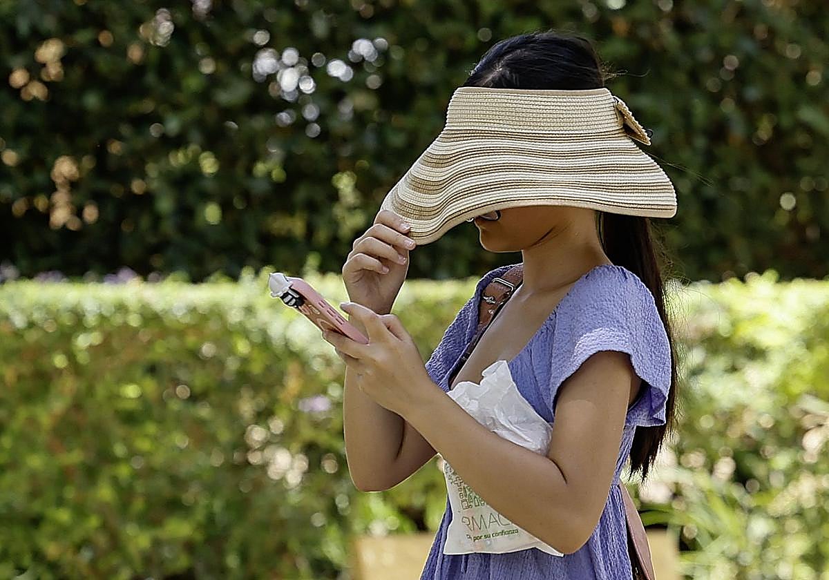 Una persona pasea durante la ola de calor.