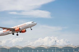 Avión despegando del aeropuerto de Alicante-Elche.