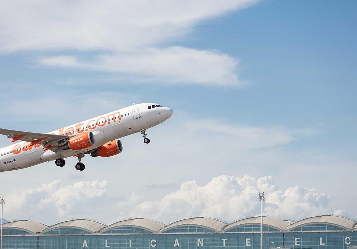 Avión despegando del aeropuerto de Alicante-Elche.