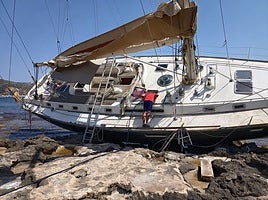 Imagen de los trabajos en el velero encallado.