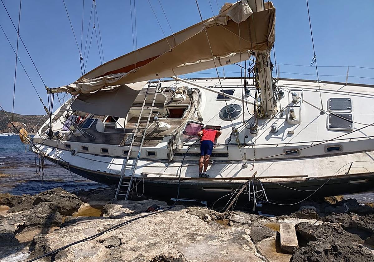 Imagen de los trabajos en el velero encallado.